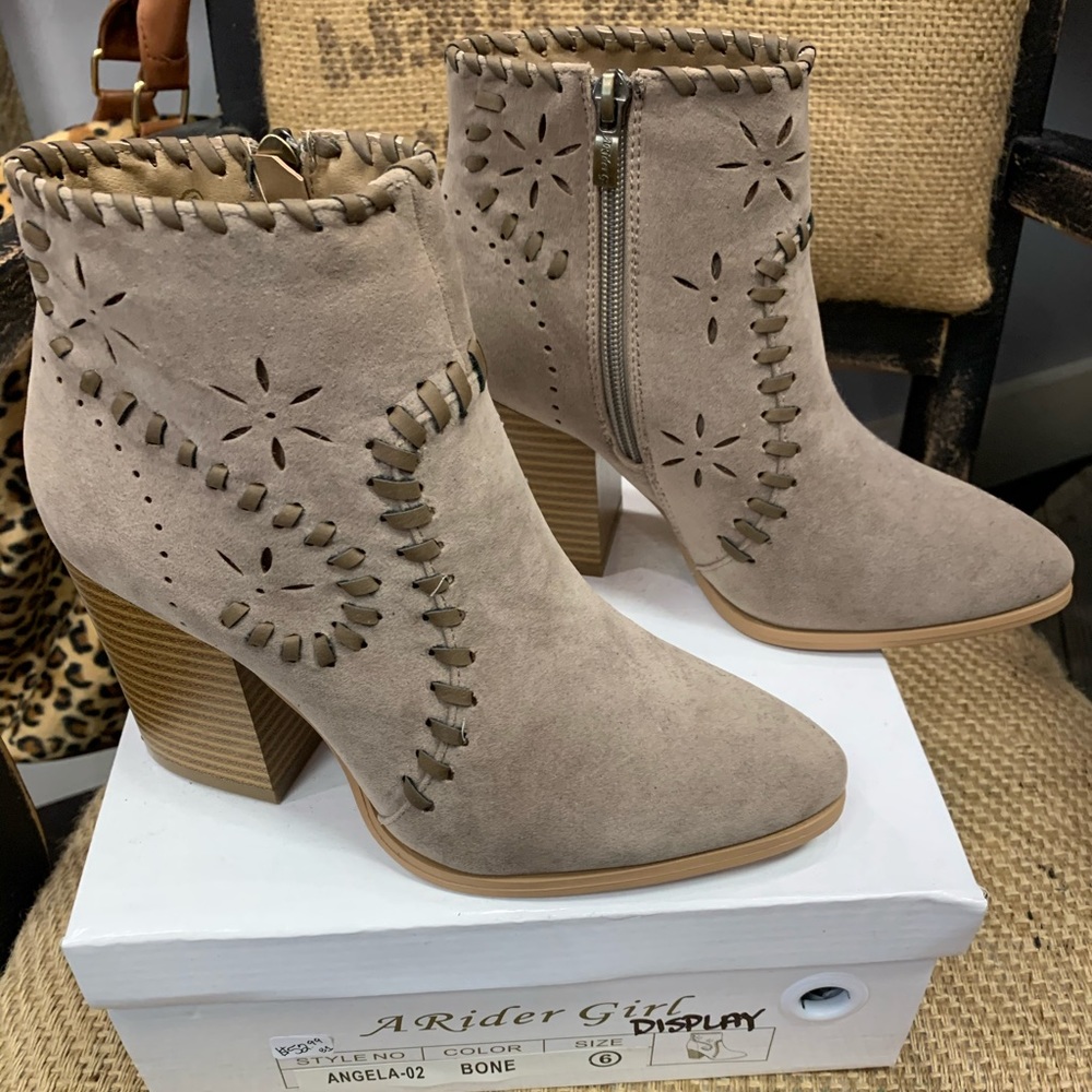 BRAND NEW brown detailed booties
